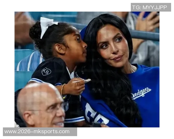 詹姆斯夫妇亲临现场支持洛杉矶道奇队精彩比赛未赴客场