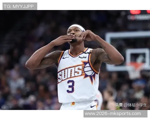 快船训练营首日盛况：灯泡组合同框小卡与比尔携手出击